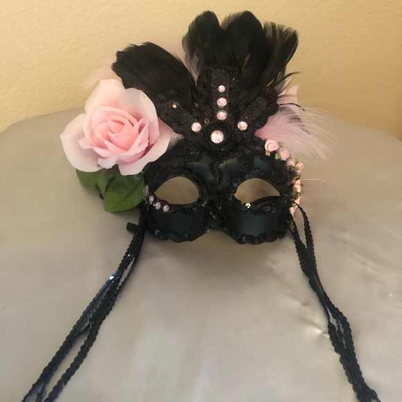 Mask - Picture 1 of 1